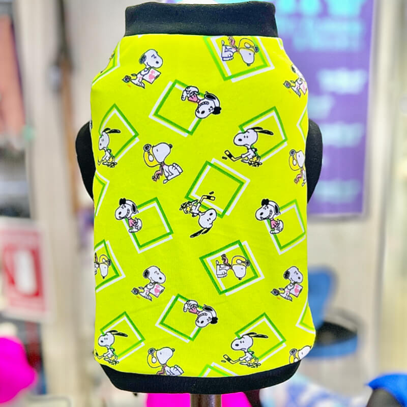 CAMISETA DE SNOOPY VERDE NEON CON FILOS NEGROS PARA GATITOS Y PERRITOS TALLA XS/S