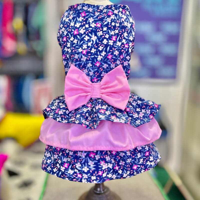 VESTIDO FLOREADO AZUL MARINO CON SU MAXI LAZO ROSADO PARA GATITAS Y PERRITAS TALLA XXXS/XXS