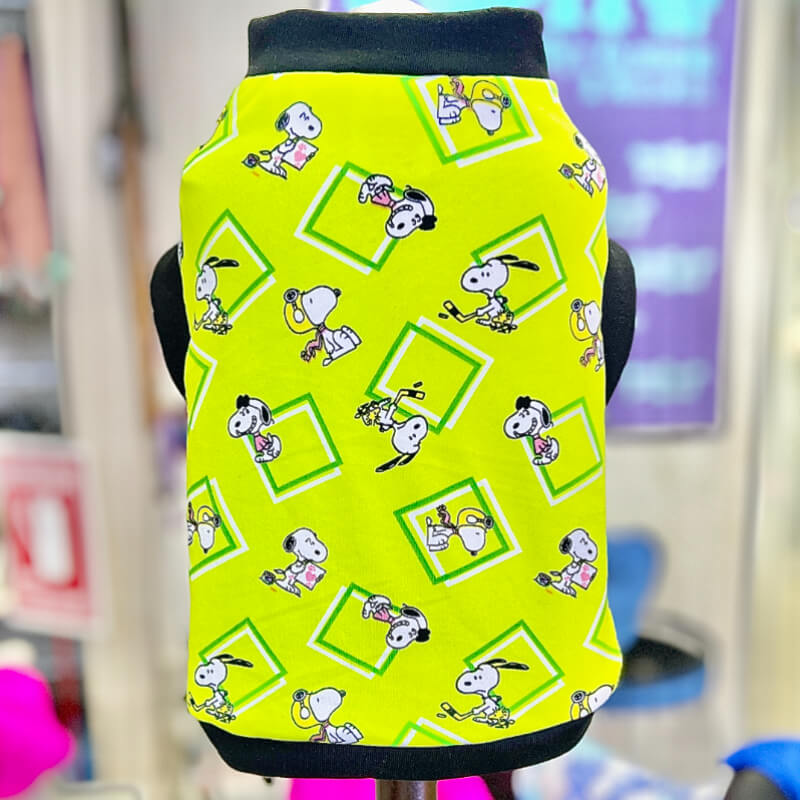 CAMISETA DE SNOOPY VERDE NEON CON FILOS NEGROS PARA GATITOS Y PERRITOS TALLA M/L