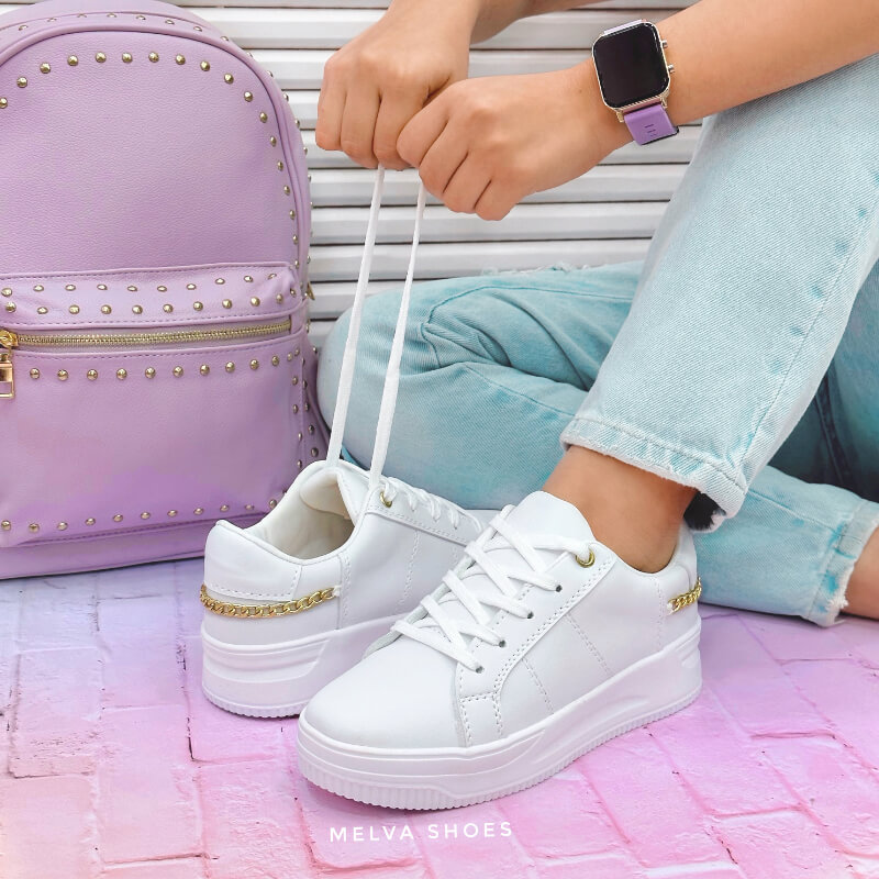Sneaker Blanco con Cadena Dorada