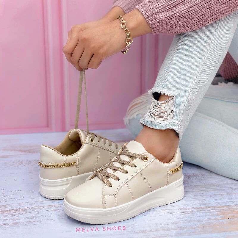 Sneaker Beige con Cadena Dorada