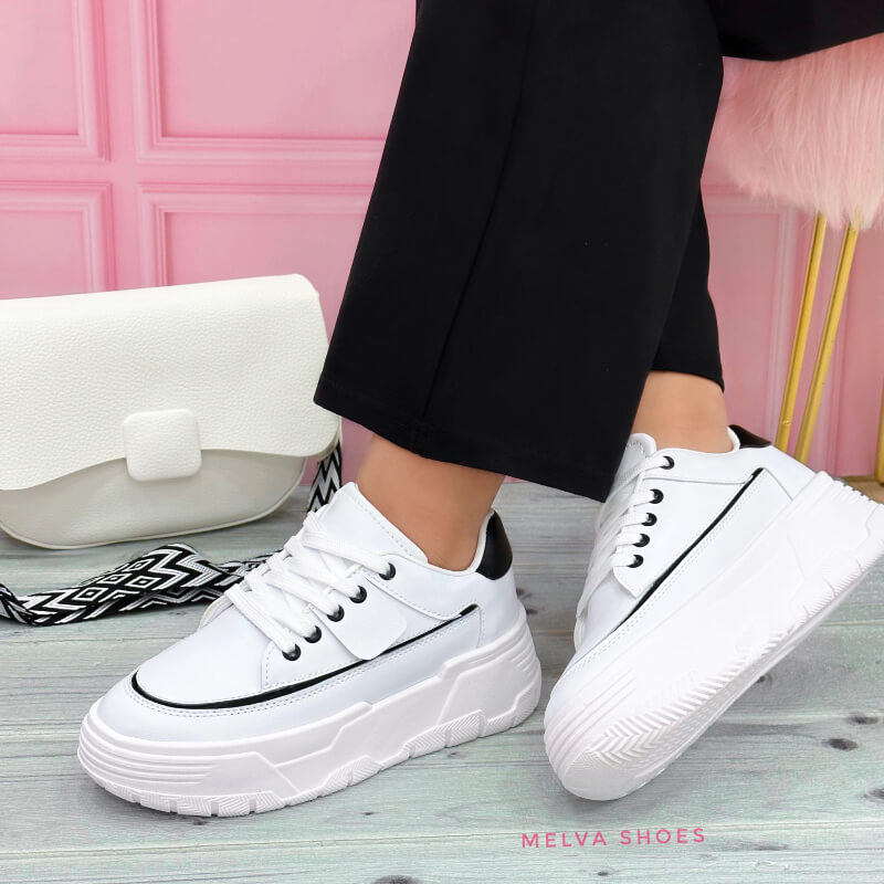 Sneakers Blancos con Línea Negra