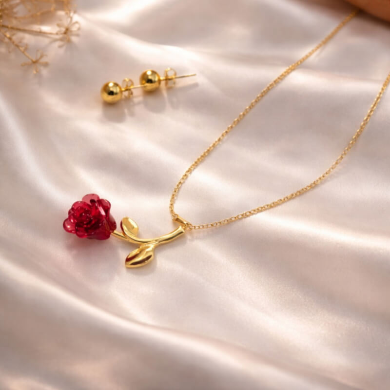 COLLAR DORADO CON ROSA ROJA + ARETES ESFERA