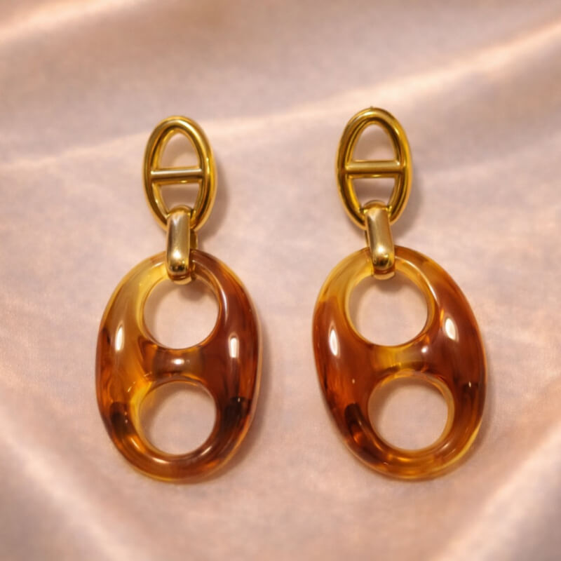 ARETES DE CAREY CON DETALLE DORADO