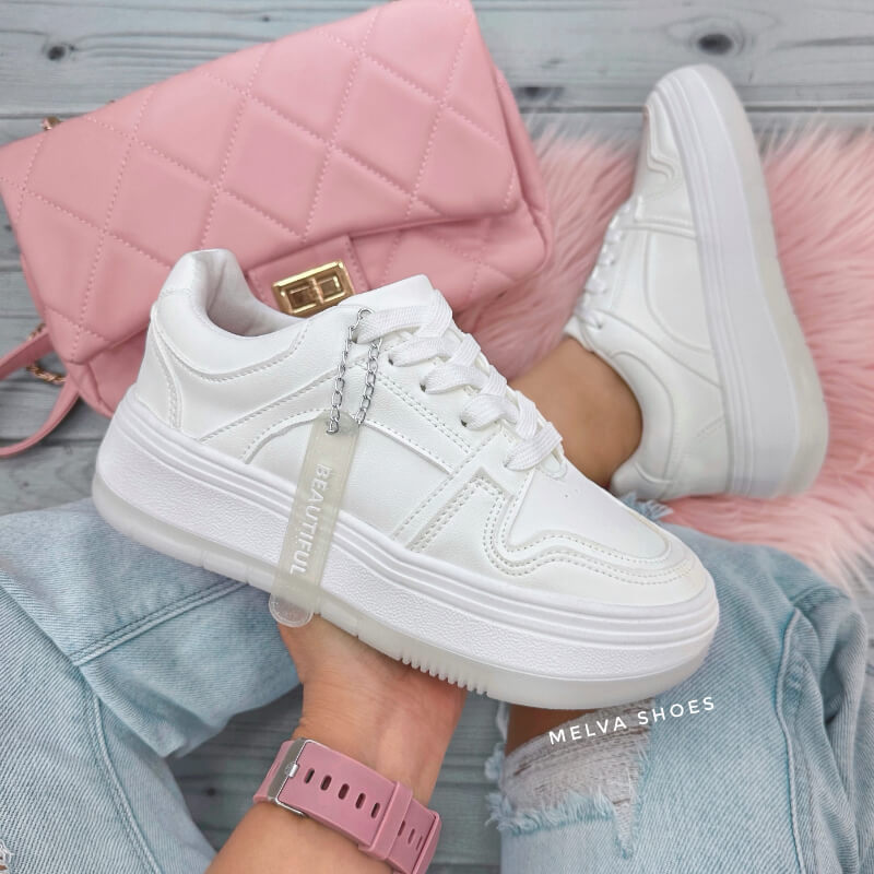 Sneakers Blancos con Suela Transparente.