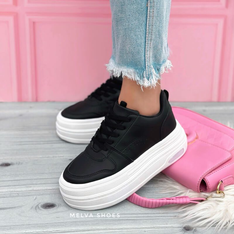 Sneakers Negros con Suela Blanca