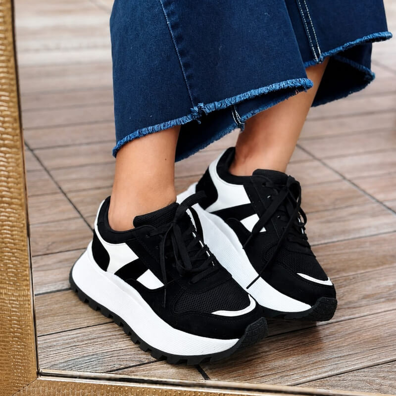 Sneakers Negro y Blanco con Suela Blanca y Negro