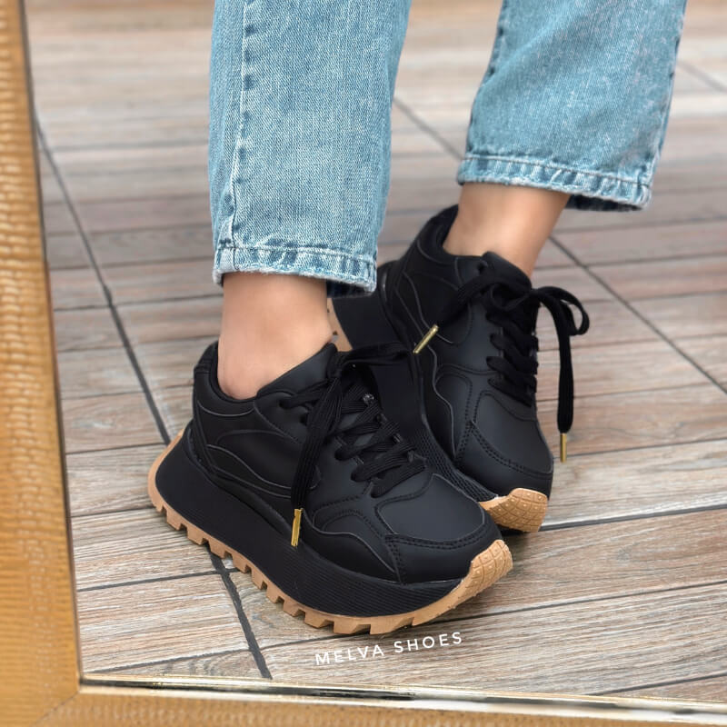 Sneakers Negros con Suela Negra y Café