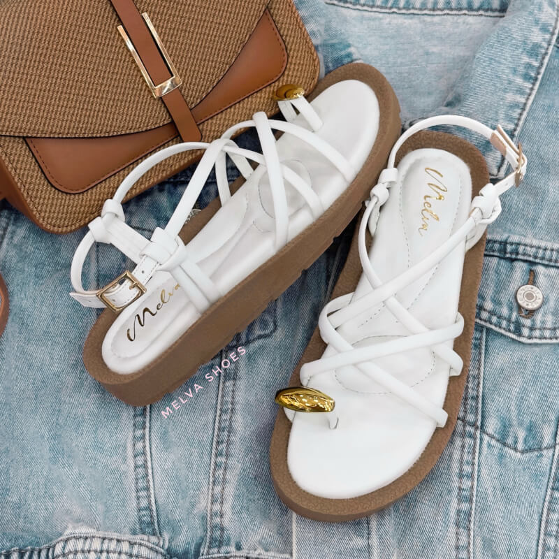 Sandalias Altas Blancas con Aplique Dorado y Tiras Ajustables