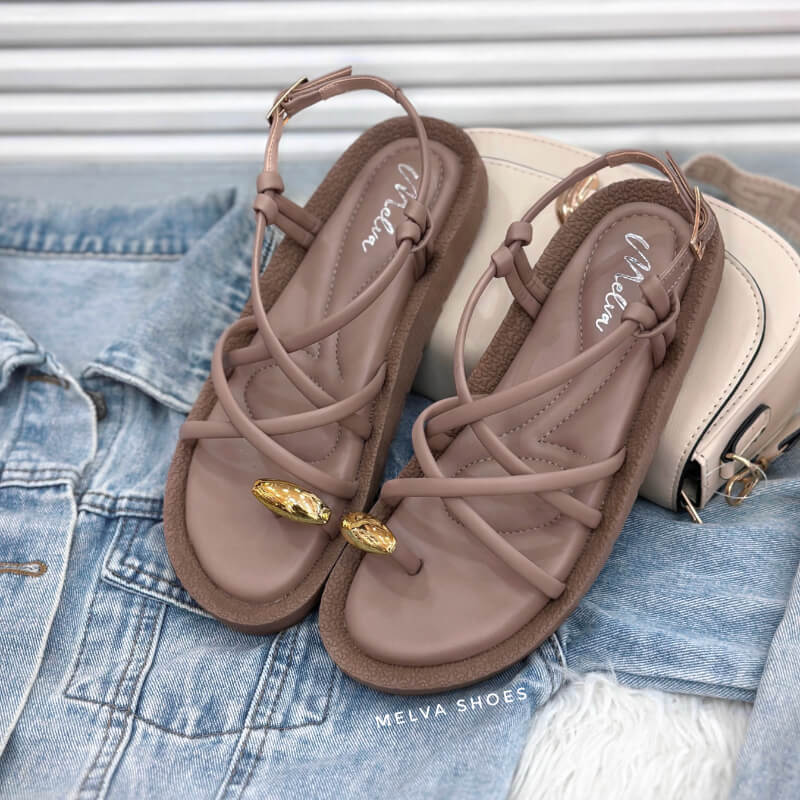 Sandalias Altas Camel con Aplique Dorado y Tiras Ajustables