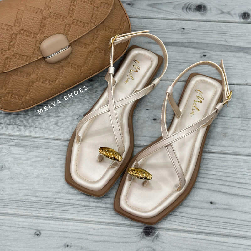 Sandalias Bajas Color Perla con Aplique Dorado