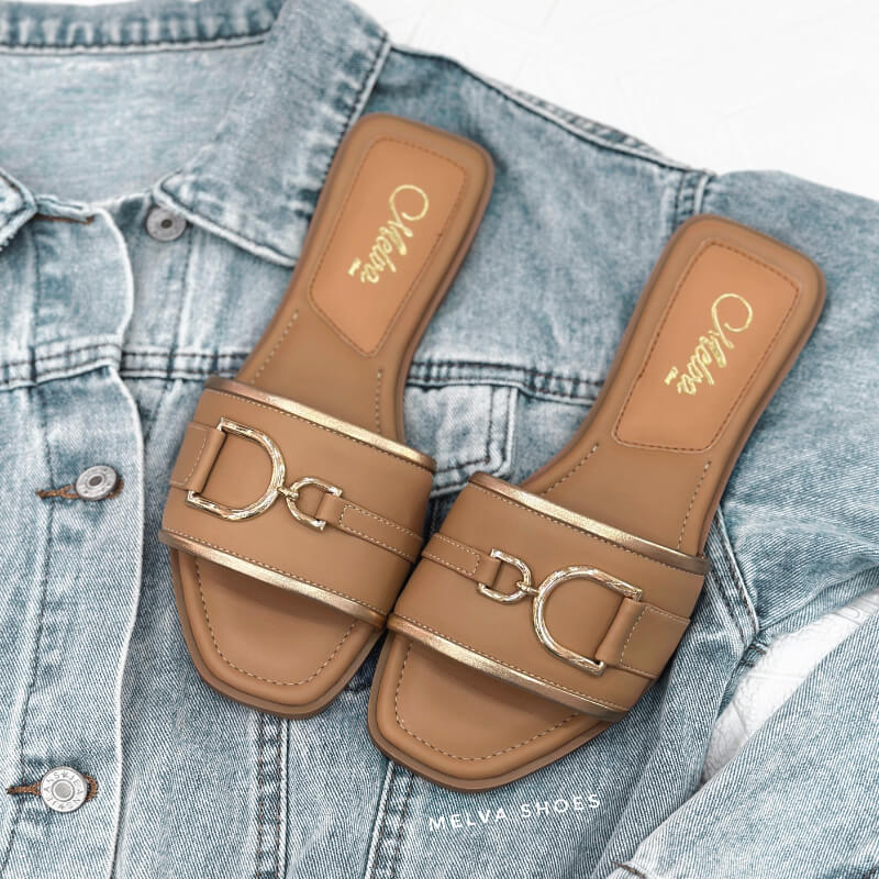 Sandalias Bajas Color Camel con Aplique Dorado