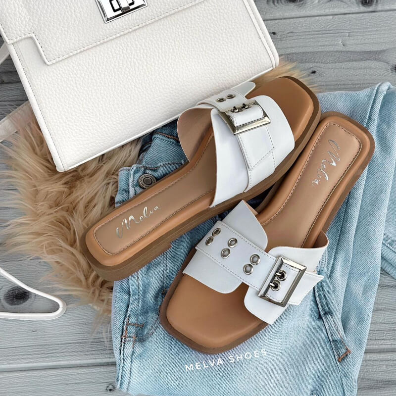 Sandalias Bajas Color Blanco con Hebilla Plateada