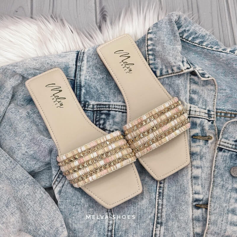 Sandalias Bajas Beige con Tachas Doradas