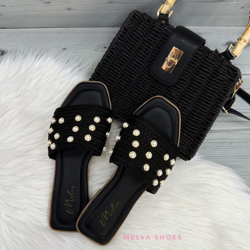 Sandalias Bajas con Faja de Cabuya Negra y Perlas