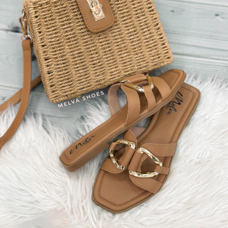 Sandalias Bajas Color Camel con Aplique Dorado