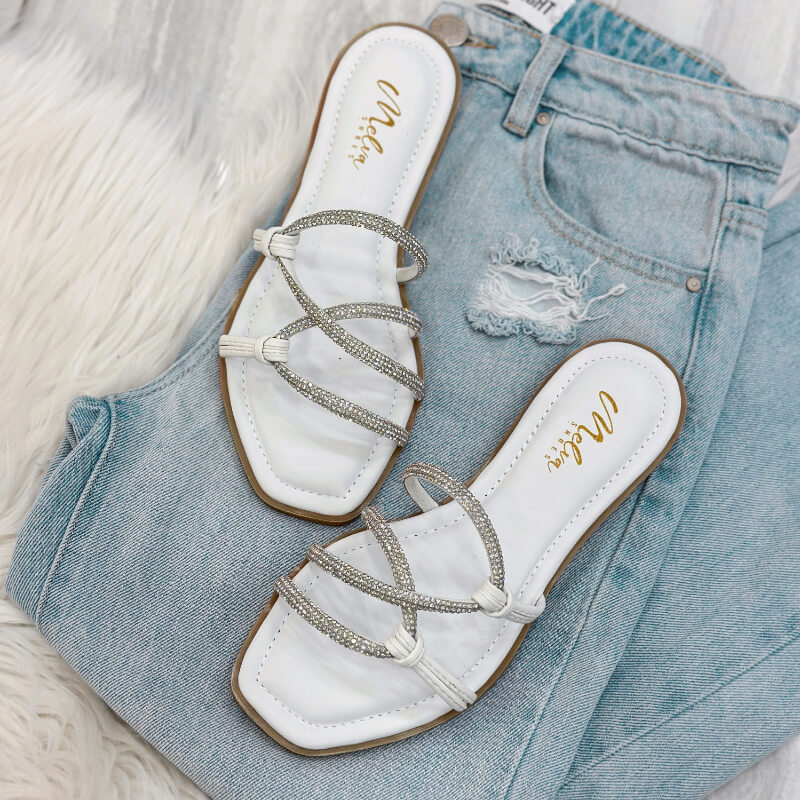 Sandalias Bajas Blancas con Tiras Brillosas Cruzadas