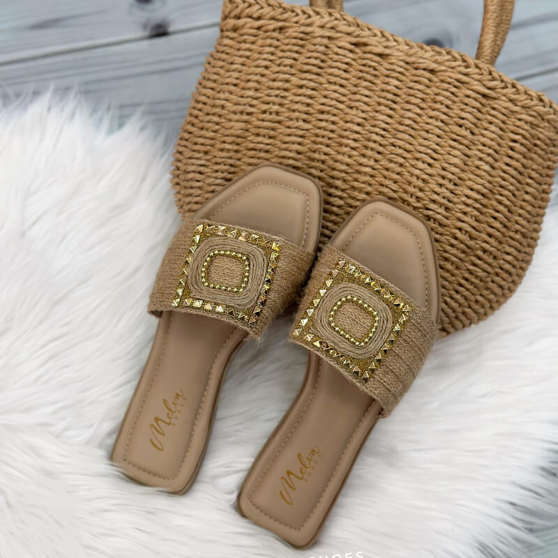 Sandalias Bajas Camel con Faja de Cabuya y Tachas Doradas