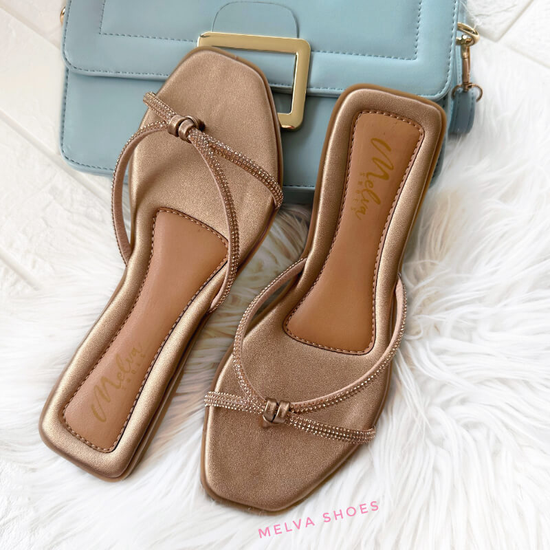 Sandalias Bajas Doradas con Tiras Finas Cruzadas Brillosas