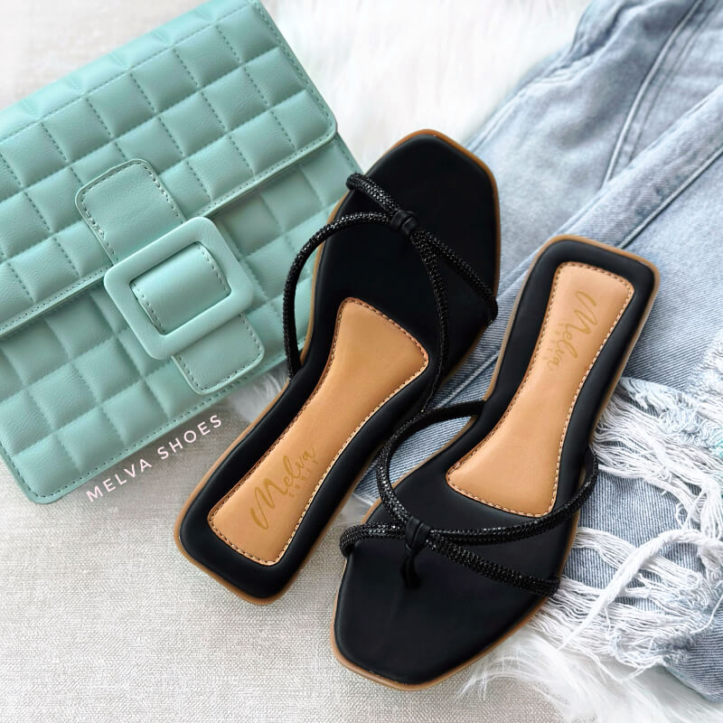 Sandalias Bajas Negras con Tiras Finas Cruzadas Brillosas