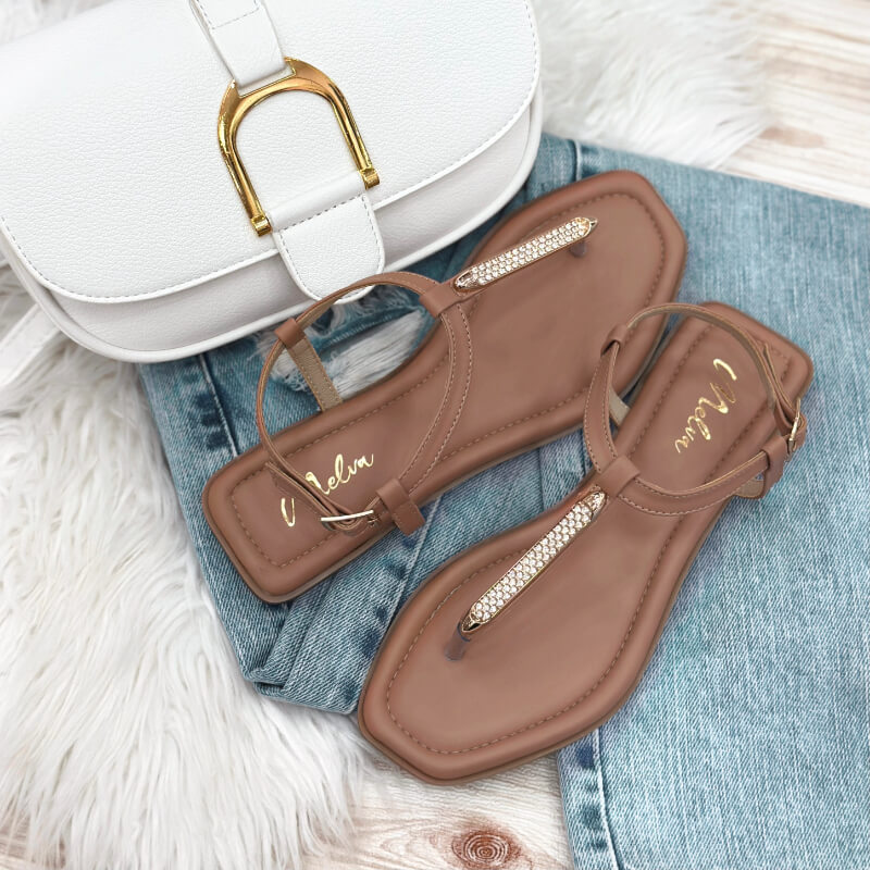 Sandalias Bajas Color Camel con Tira entre Dedos y Aplique Dorado