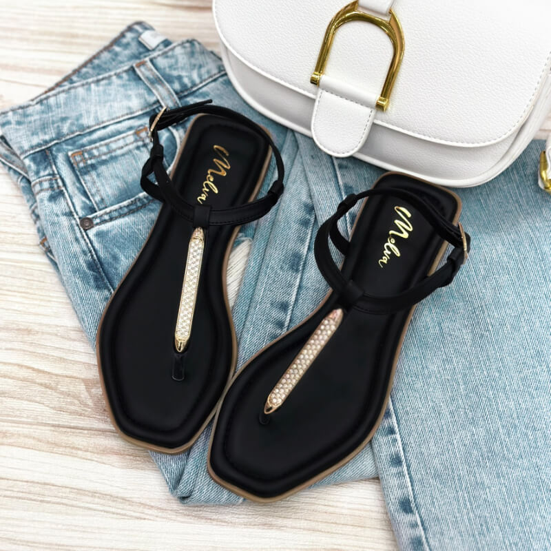Sandalias Bajas Negras con Tira entre Dedos y Aplique Dorado