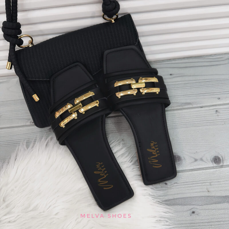 Sandalias Bajas Negras con Aplique Dorado