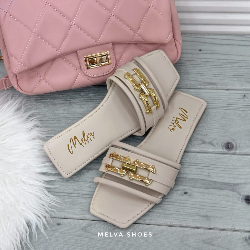 Sandalias Bajas Beige con Aplique Dorado