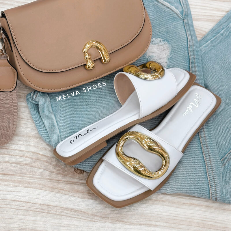 Sandalias Bajas Blancas con Faja y Aplique Dorado