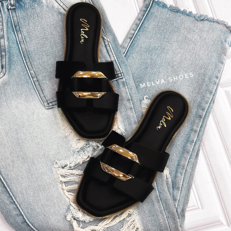 Sandalias Bajas Negras con Faja de Tiras y Aplique Dorado