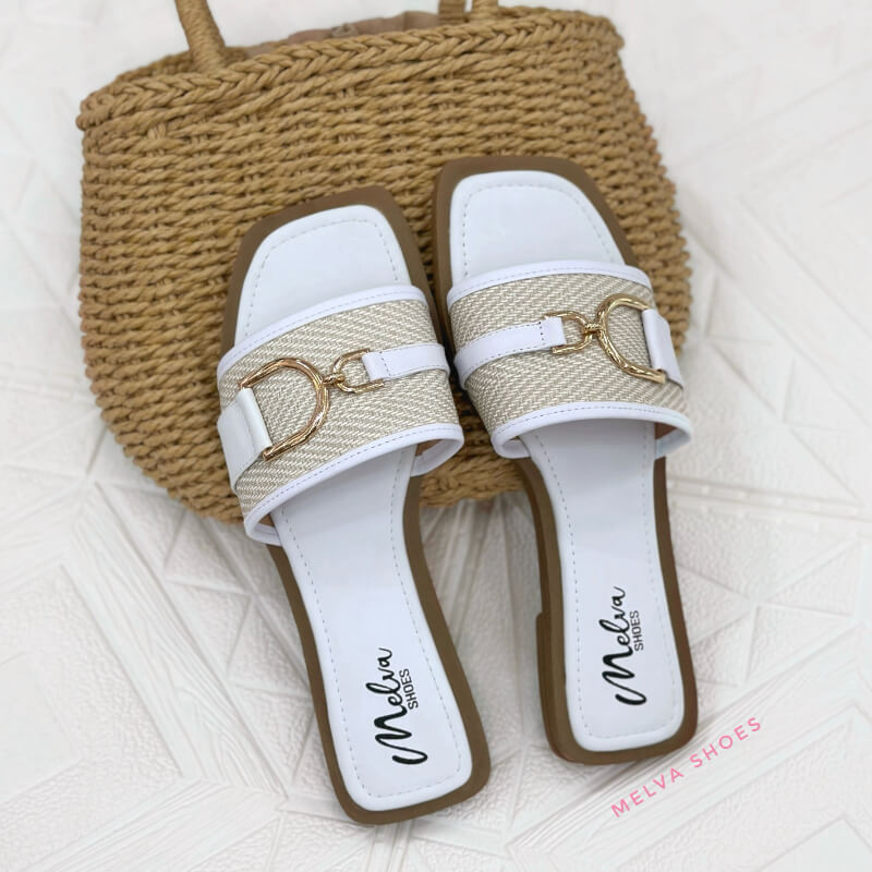 Sandalias Bajas Blancas con Faja Cabulla y Aplique Dorado