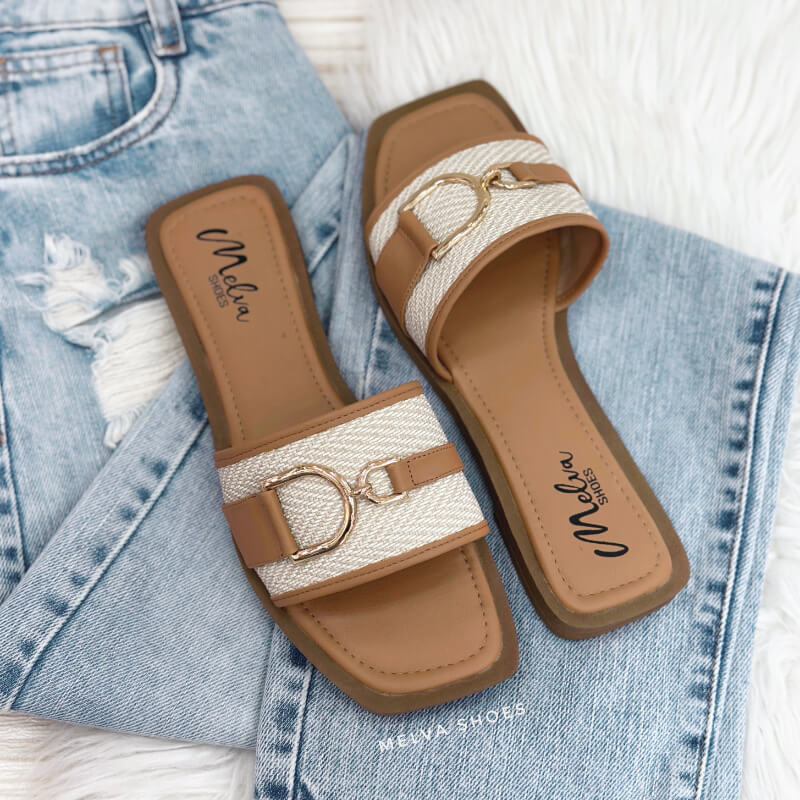 Sandalias Bajas Camel con Faja Cabulla y Aplique Dorado