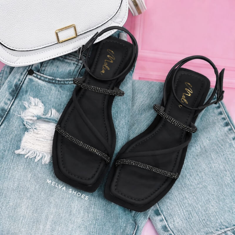 Sandalias Bajas Negras con Tiras Brillosas y Correa de Tobillo