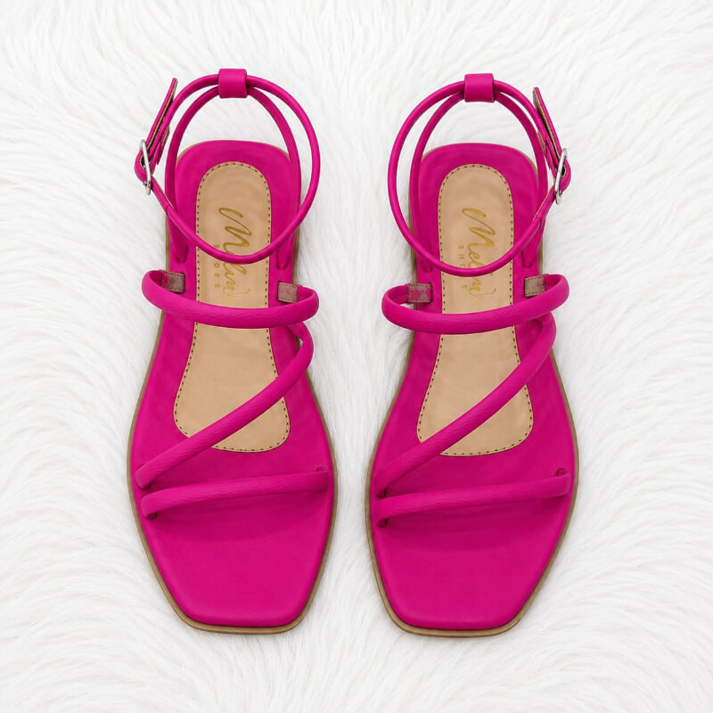 Sandalias Bajas Fucsia con Tiras Finas Cruzadas y Correa en Tobillo