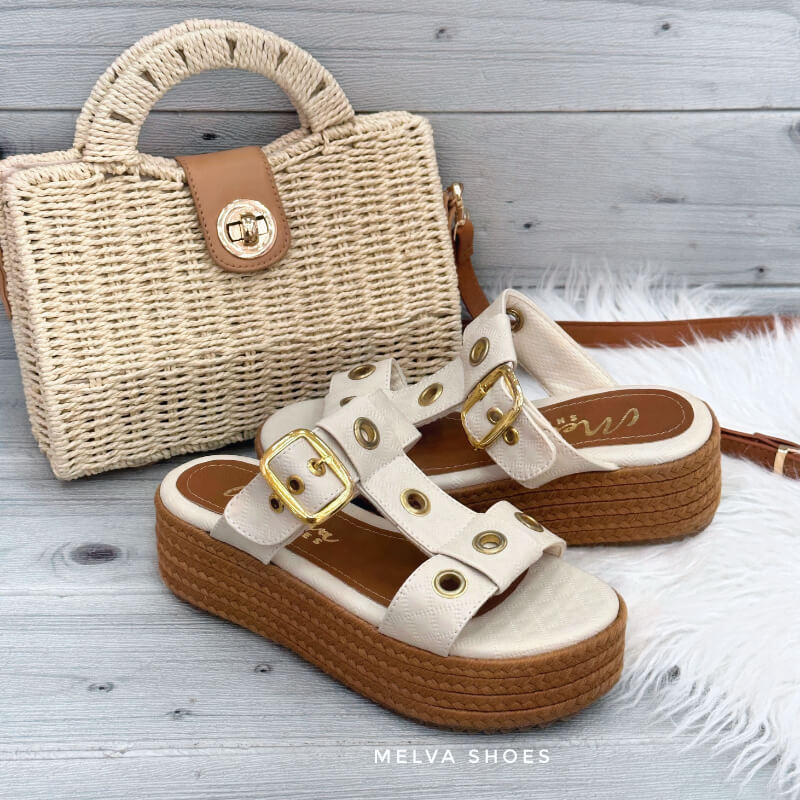Plataformas Beige con Hebillas y Tachas