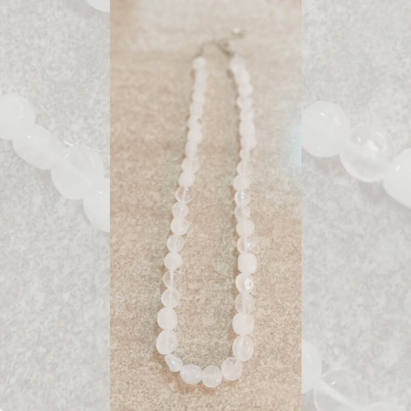 Collar bohemio hecho a mano en piedra natural color blanco cristal