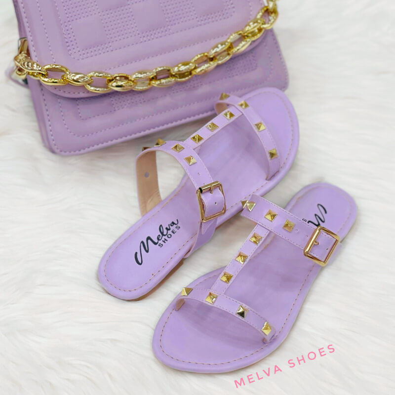 Sandalias Bajas Lila con Tachas Piramidales