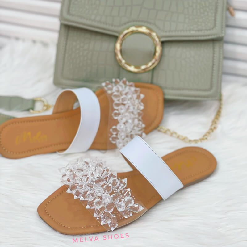 Sandalias Bajas Blancas con Faja Transparente y Piedras