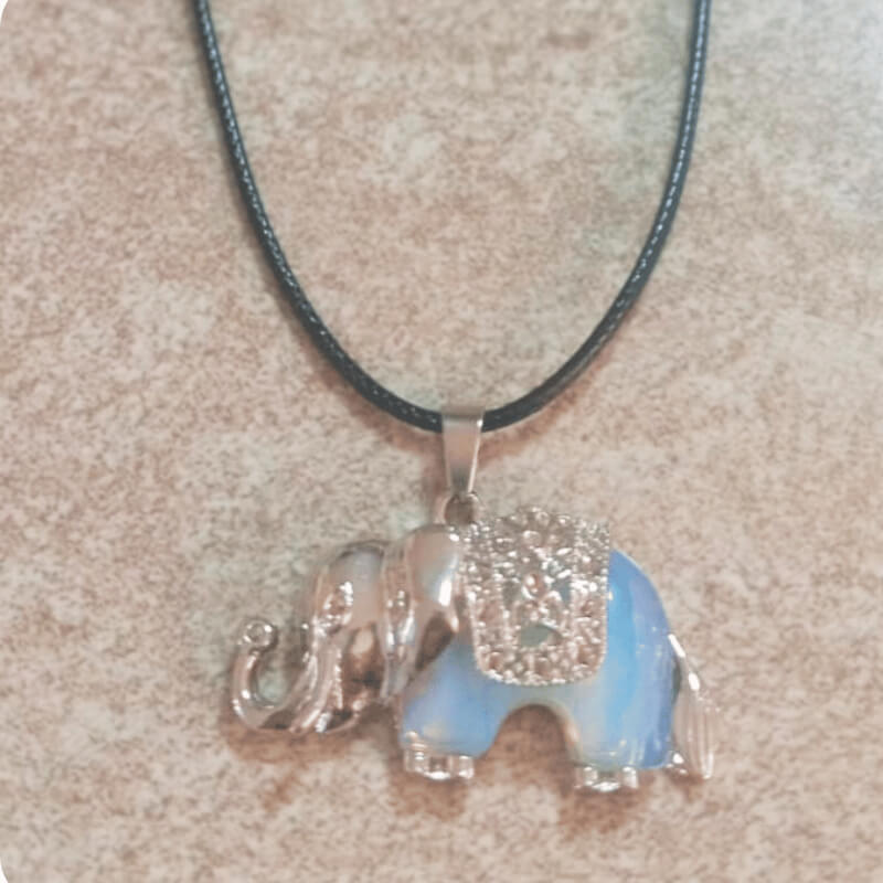 Colgante de elefante en ópalo