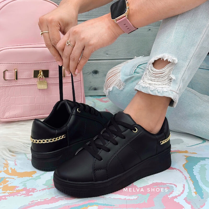Sneakers Negros con Cadena Dorada