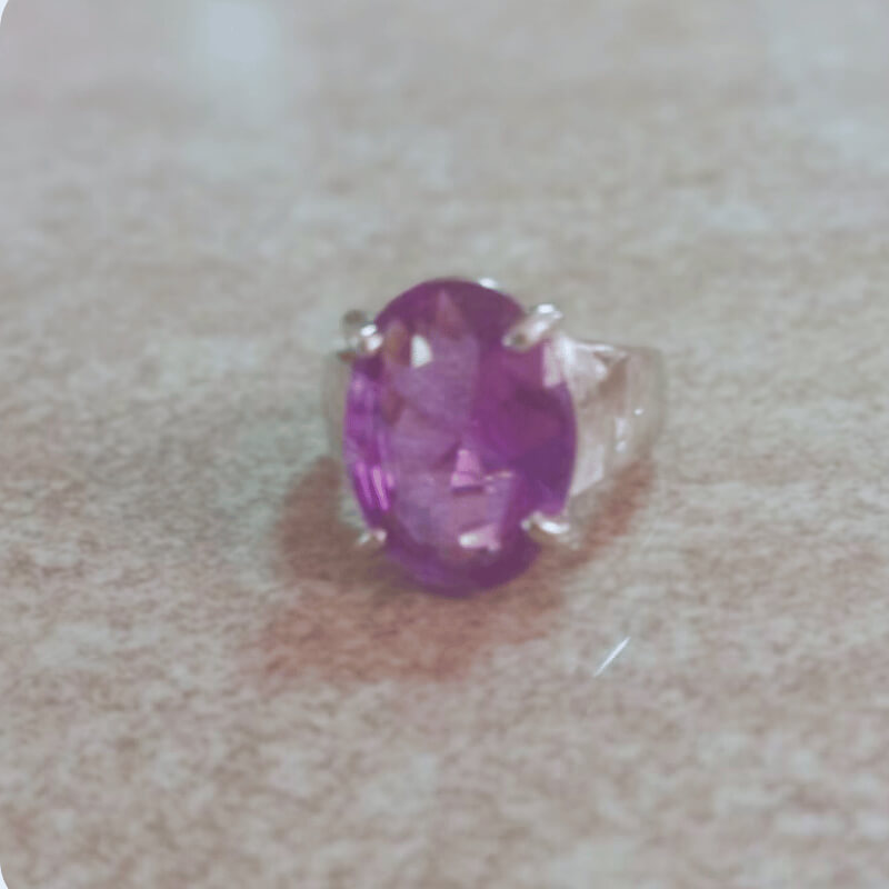 Anillo elegante con circonita ovalada sintética