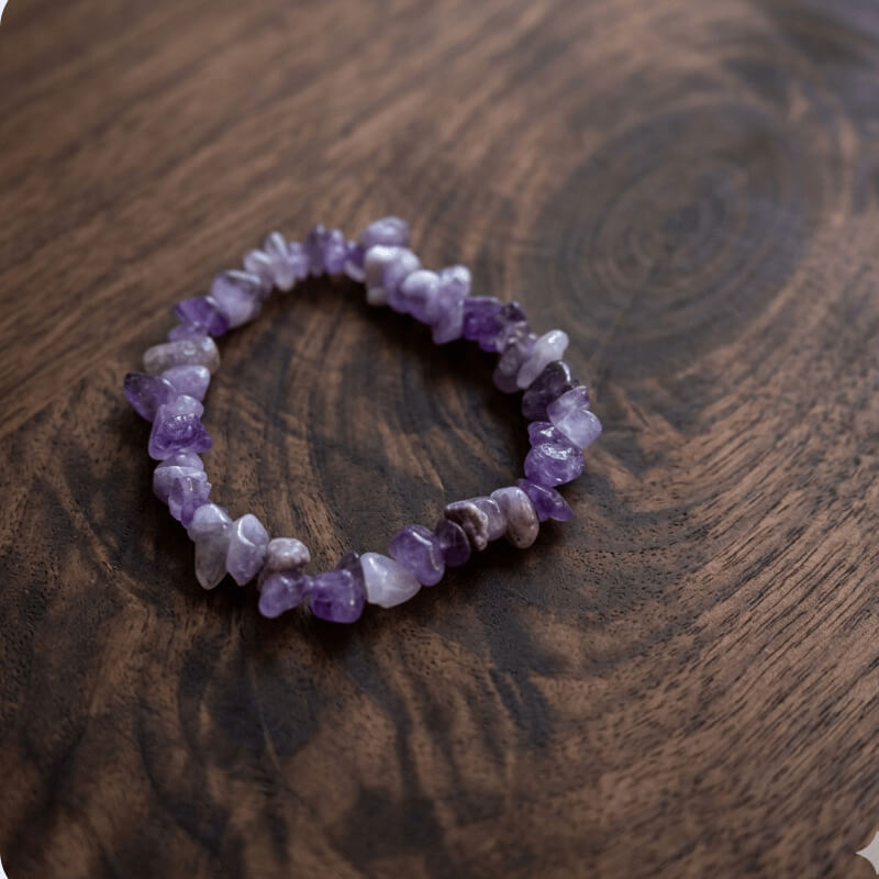 Brazalete elegante de amatista con cuentas trituradas.