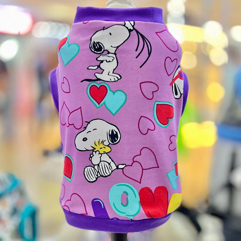 CAMISETA DE SNOOPY LOVE LILA CON FILOS MORADOS PARA PERRITAS Y GATITAS TALLA M/L