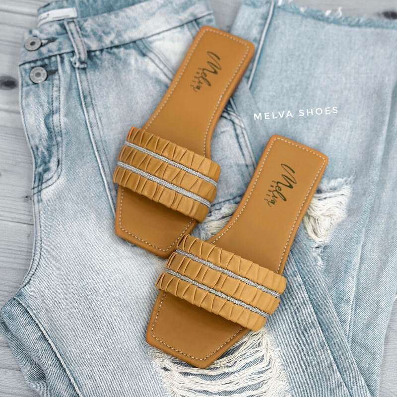 Sandalias Bajas Camel con Brillos y Faja Corrugada