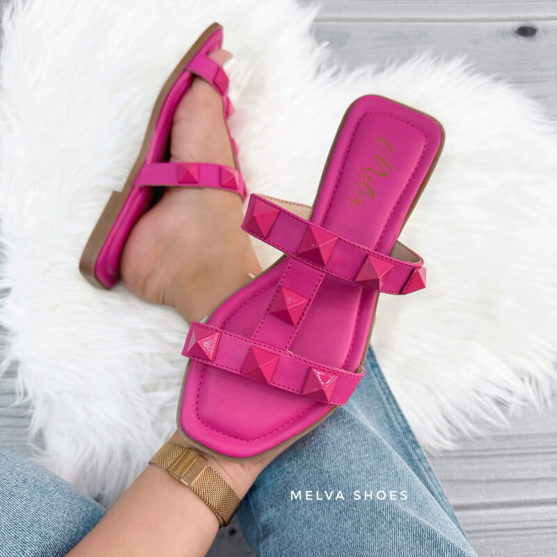 Sandalias Bajas Fucsia con Tiras y Tachas