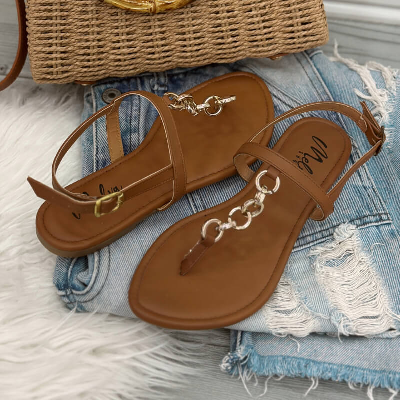 Sandalias Bajas Cafés con Cadena Fina Dorada