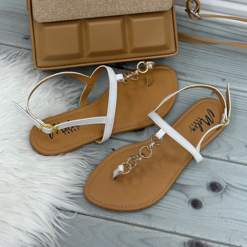 Sandalias Bajas Blanncas con Cadena Fina Dorada