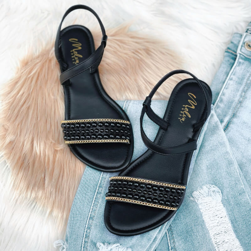 Sandalias Bajas Negras con Tiras de Perlas y Correa de Tobillo