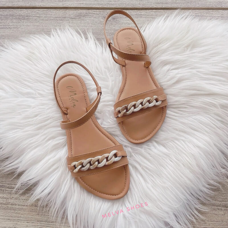 Sandalias Bajas Camel con Tira de Cadena y Ajuste en Talón