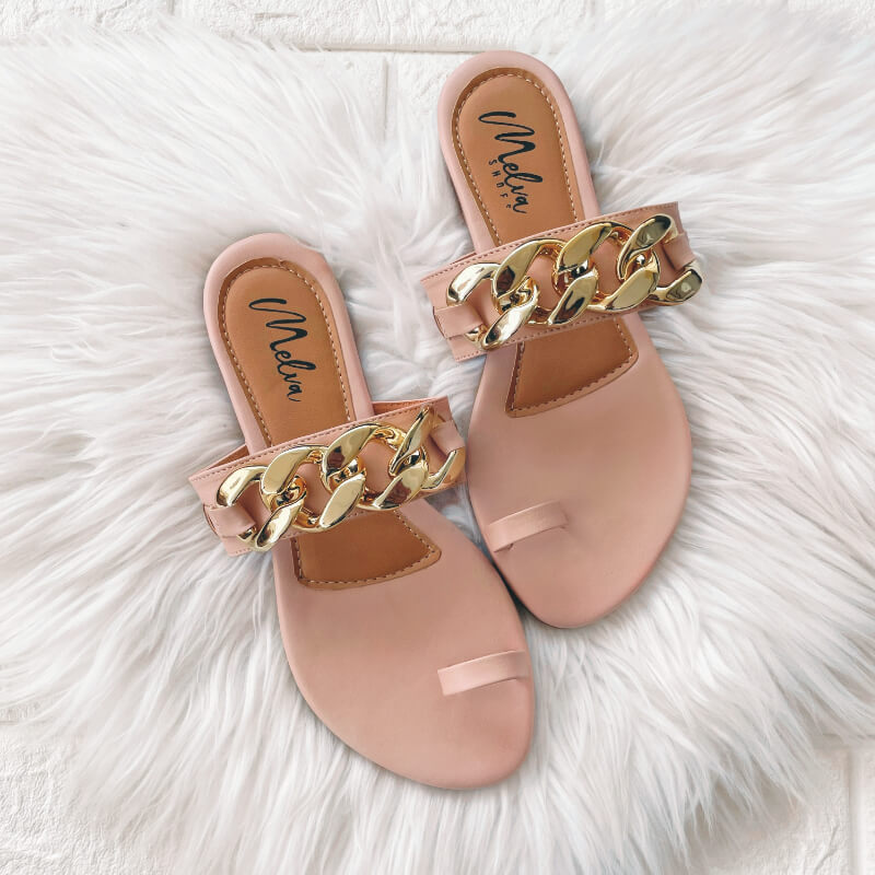 Sandalias Bajas Nude con Tira de Dedo y Cadena Dorada